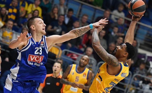 Alen Omić se je trudil, a je bil Himkijev center Jordan Mickey pretrd oreh. FOTO: eurolegaue/net