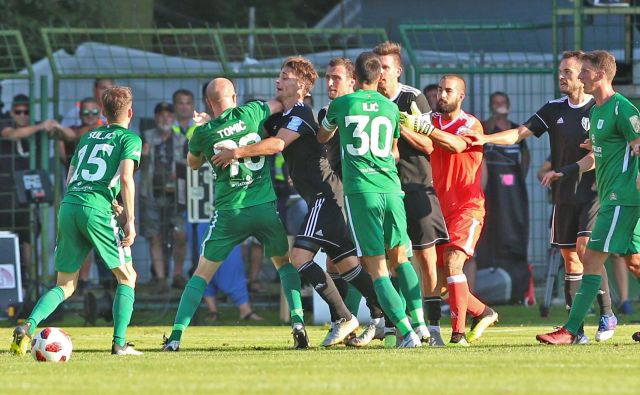 V Fazaneriji ni manjkalo bližnjih srečanj povišanih strasti med nogometaši, na polnih tribunah pa je vladalo imenitno vzdušje. FOTO Tadej Regent/Delo