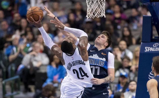 Luka Dončić (desno) je takole oviral met Brooklynovega košarkarja Rondaeja Hollisa Jeffersona. FOTO: Reuters