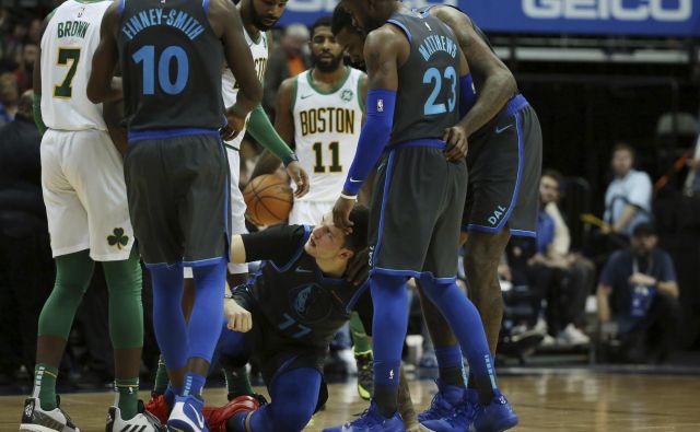 Po udarcu Jaylena Browna je Luka Dončić za kratko obležal na parketu. FOTO: Andy Jacobsohn/AP