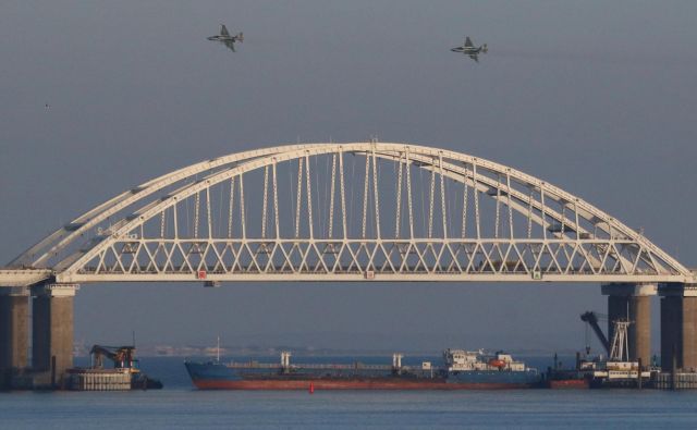 Zveza Nato je Rusijo pozvala, naj nemudoma izpusti ukrajinske mornarje in ladje, ki jih je zajela v nedeljo v Kerški ožini, in da naj Ukrajini zagotovi nemoten dostop do njenih pristanišč v Azovskem morju. FOTO: Reuters