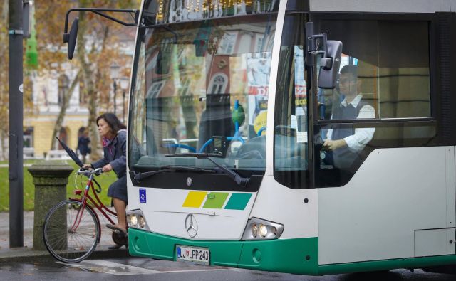 Mestni avtobusi delijo razmere z vsem drugim prometom in so včasih grožnja kolesarjem. FOTO: Jože Suhadolnik/Delo