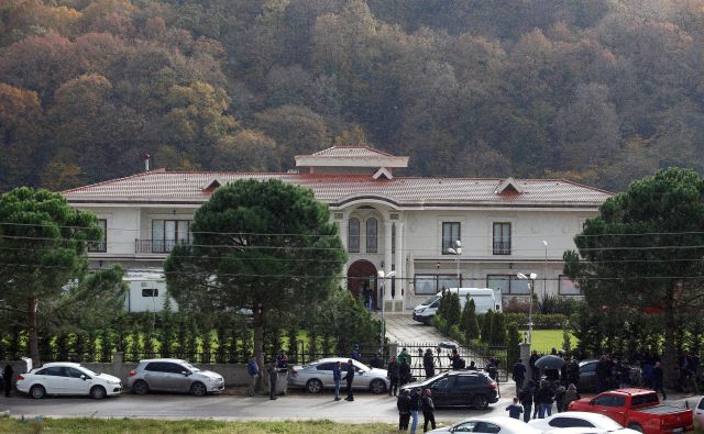 Policijske in forenzične enote so preiskale območje s pomočjo psov in dronov. FOTO: Reuters