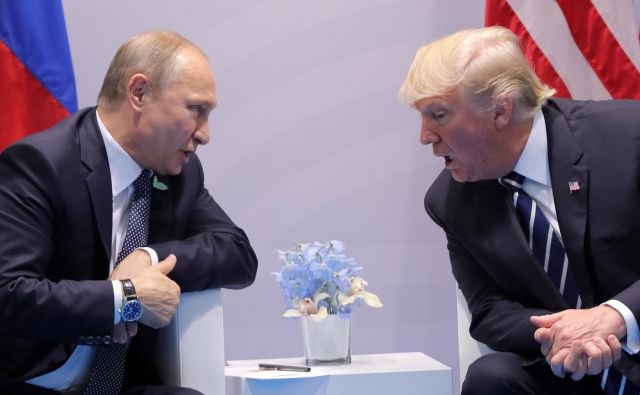 Vladimir Putin in Donald Trump sta se lani sestala v Hamburgu, napovedano srečanje v Argentini ostaja negotovo. FOTO: Reuters