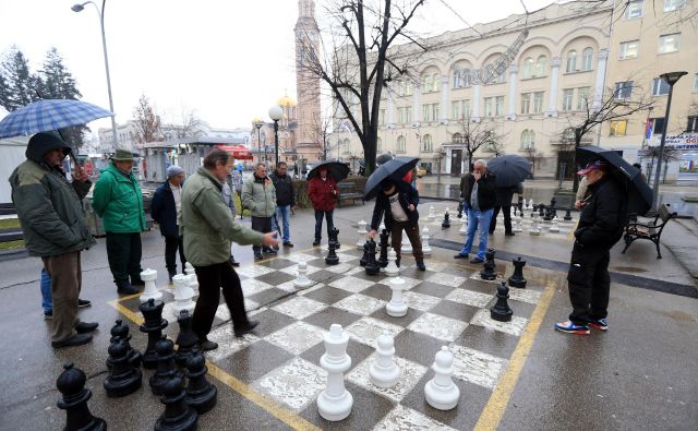 Upokojenec Milutin iz Banjaluke je eden od asov uličnega šaha za marko (pol evra). Pri pokojnini pod 200 evrov je to edina zabava, ki si jo lahko privošči. Foto Tomi Lombar