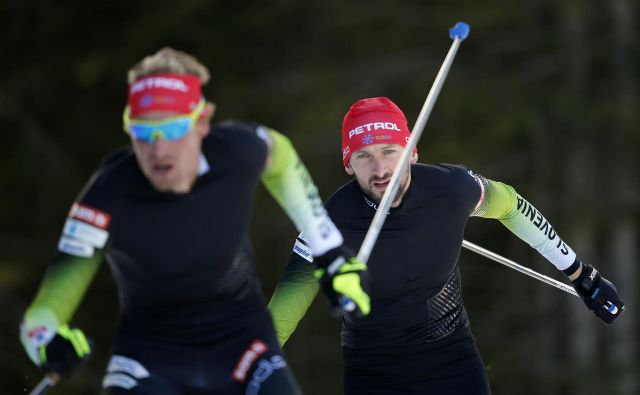 Klemen Bauer (levo) in Jakov Fak med treningom na Pokljuki odštevata dneve do začetka nove sezone.<br />
FOTO Matej Družnik/Delo