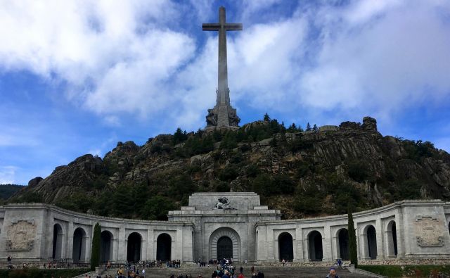 Z megalomanskim mavzolejem, nad katerim se bohoti 150 metrov visok križ, je Franco želel postati nesmrten in izzvati čas. V Dolini padlih ne manjka obiskovalcev s frankističnimi simboli. Foto: Gašper Završnik
