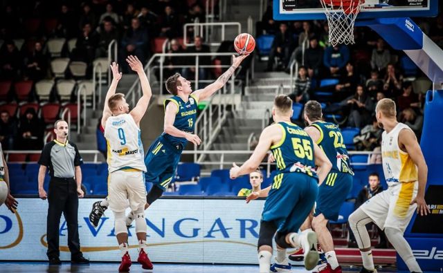 Gregor Hrovat (z žogo) je bil najučinkovitejši Slovenec v Zaporožju. FOTO: FIBA