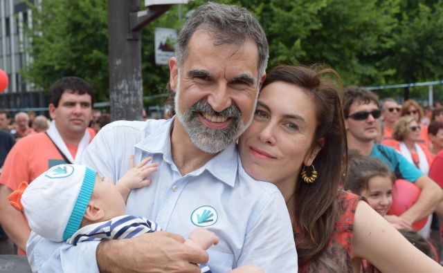 Jordi Cuixart in Txell Bonet s sinom preden so Cuixarta zaprli. Foto Jordi Gabarró