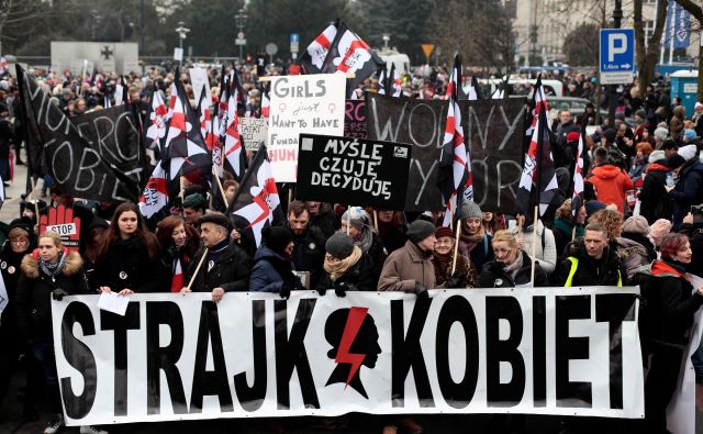 Protest koalicije za pravice žensk proti nameram poljskih oblasti in katoliške cerkve, da prepove splav. FOTO: Reuters