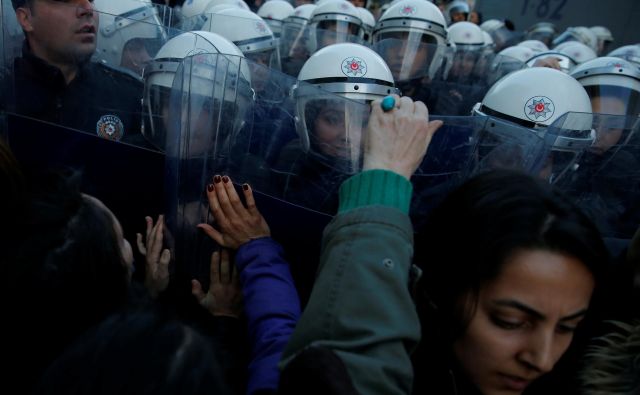 Protest proti nasilju nad ženskami v Istanbulu. FOTO: Reuters