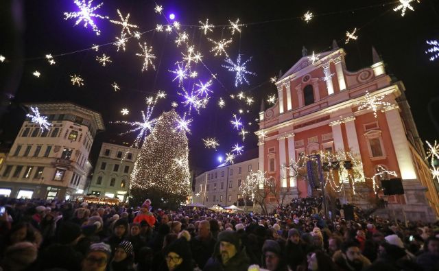 V Ljubljani prižgejo osvetljavo tradicionalno v petek pred prvim adventnim vikendom. FOTO: Leon Vidic/Delo