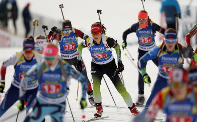 Urška Poje (na fotografiji) in Jakov Fak sta Slovenijo zastopala sta Slovenijo zastopala na tekmi mešanih dvojic v biatlonu, Pokljuka 02. december 2018<br />
FOTO Matej Družnik/Delo