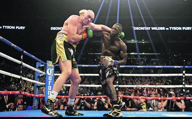 Ameriški boksarski šampion Deontay Wilder (desno) je s silovitimi udarci dvakrat spravil na tla svojega britanskega izzivalca Tysona Furyja. FOTO: AP