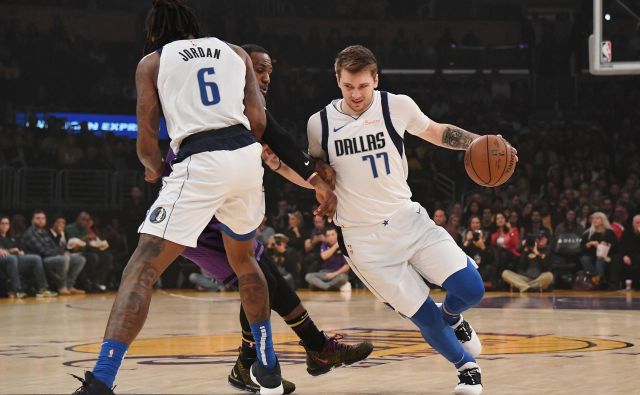 Luka Dončić je zadel le dva meta iz igre v Staples Centru. FOTO: Reuters