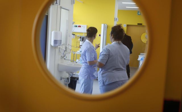 Skrb vzbujajoče je tudi, da se bodo bolniki z respiratornimi obolenji na urgenci zdaj množično mešali z bolniki, ki zdravniško pomoč iščejo zaradi drugih težav. FOTO: Leon Vidic/Delo