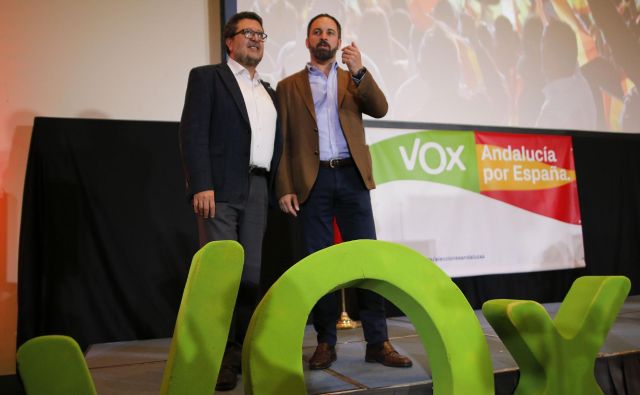 Regionalni kandidat španske skrajno desne stranke Vox Francisco Serrano (levo) in njen predsednik Santiago Abascal. Foto: Jon Nazca/Reuters