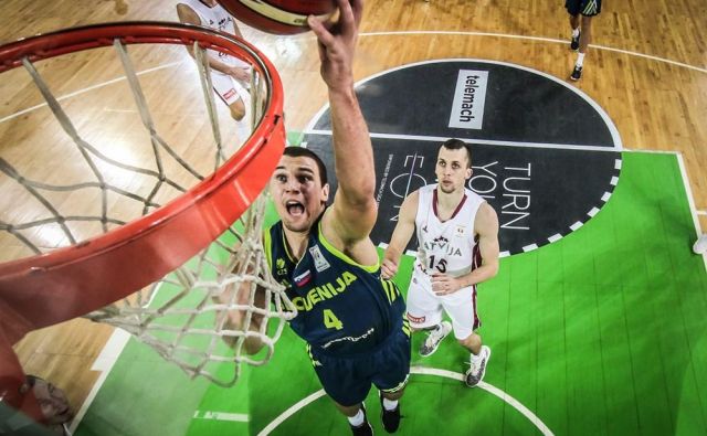 Heliosov krilni center Urban Durnik je z drugimi mladci priskočil na pomoč. FOTO: FIBA