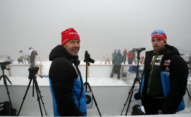 Trenerja slovenske reprezentance Uroš Velepec (levo) in Lenart Oblak na meglenem strelišču nista več videla tarč. FOTO: Matej Družnik/Delo