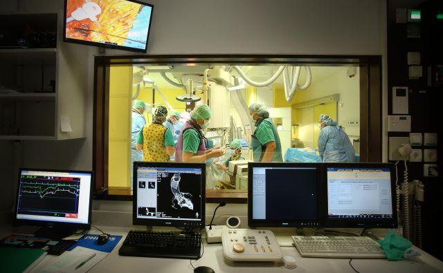 S tem, da je politika stroki diktirala način in tempo reševanja programa zdravljenja otrok s prirojenimi srčnimi napakami, se mnogi niso strinjali, a so v strahu za službe podlegli. FOTO Jure Eržen