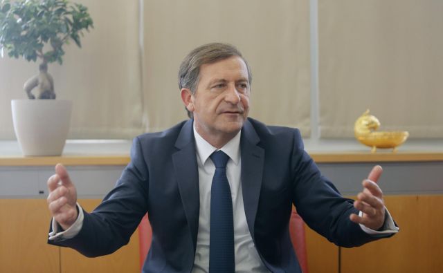 Minister Erjavec poudarja, da je za zneski, o katerih je govoril v petek, ministrstvo za obrambo. FOTO: Blaž Samec/Delo