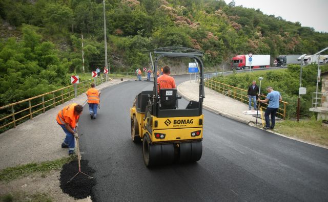 Pri umestitvi cest ne odloča kakovost tal. FOTO: Jure Eržen/Delo