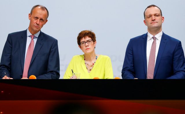 Za položaj vodje nemških krščanskih demokratov (CDU) se potegujejo Friedrich Merz (levo), Annegret Kramp-Karrenbauer in Jens Spahn. Naslednika Angele Merkel bodo izvolili jutri. Foto Reuters