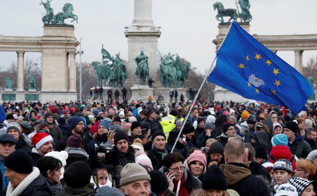 Udobna večina v parlamentu na zadošča več ne v Franciji ne na Madžarskem. Ljudje so na ulicah. FOTO: afp