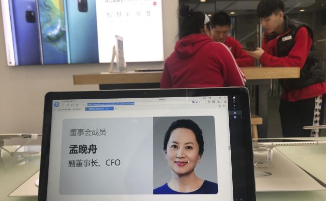 Meng Wanzhou na ekranu ene od trgovin Huaweia. FOTO: AP