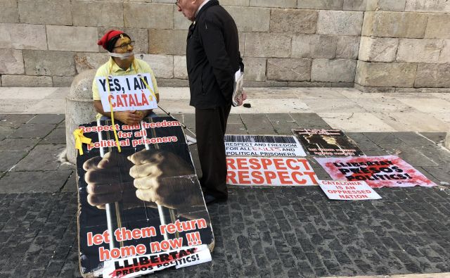 Protestnik se pred vladno palačo v Barceloni zavzema za izpustitev političnih zapornikov. Foto: Mimi Podkrižnik