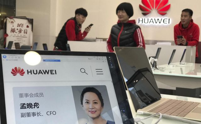 Finančno dirketorico družbe Huawei Sabrino Meng so prijeli na dan, ko sta kitajski in ameriški predsednik razglasila 90-dnevno premirje v carinski vojni. FOTO: Ng Han Guan/AP