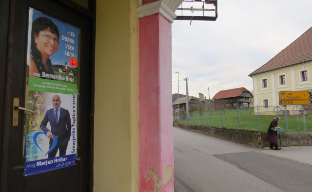 V topliški občini je mogoče videti plakate obeh kandidatov na vsakem koraku. FOTO: Bojan Rajšek