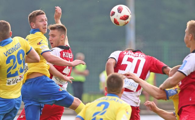 V Kidričevem se bo bila huda bitka za 3. mesto na tleh in v zraku. FOTO: Tadej Regent/Delo