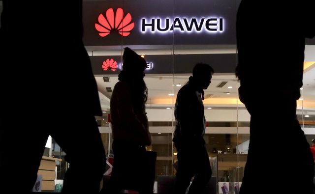 Huawei je v zadnjih letih postal glavni igralec na področju razvijanja pete generacije mobilnega omrežja. FOTO: Ng Han Guan/AP