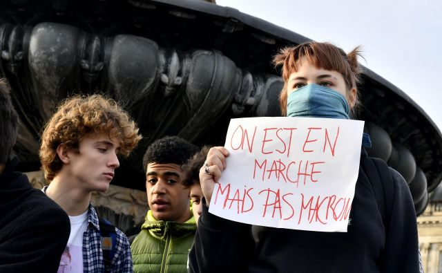 »Mi gremo naprej, ne Macron,« pravijo protestniki. FOTO: AFP
