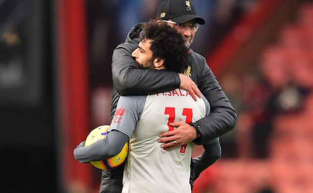 Trikratni strelec Mohamed Salah in Liverpoolov trener Jürgen Klopp sta se objela po visoki zmagi v Bournemouthu. FOTO: AFP