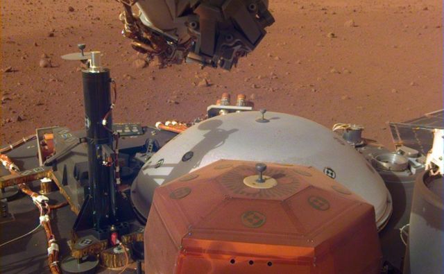 Insight: bakren šesterokotnik je seizmometer, za njim je zaščitni pokrov. FOTO: NASA/JPL-Caltech 