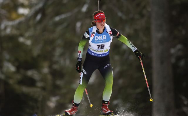 Urška Poje je zaradi padca izgubila več kot četrt minute. FOTO: Matej Družnik/Delo