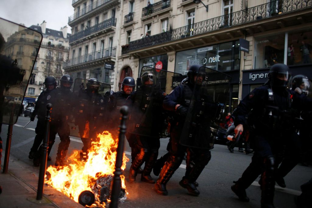 FOTO:Francozi na ulicah: več kot tisoč aretiranih, več kot sto ranjenih, na ulicah celo oklepniki (FOTO)