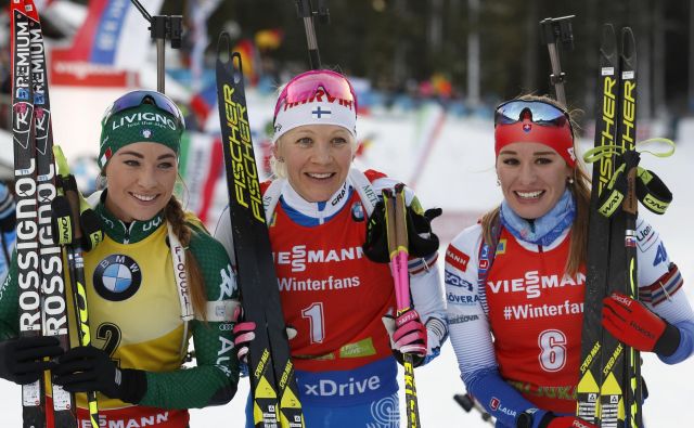 Na zmagovalnem odru sta družbo Kaisi Mäkäräinenovi (v sredini) delali Dorothea Wierer (levo) in Paulina Fialkova. FOTO: AP