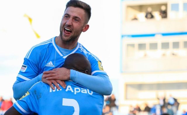 Andraž Šporar, Mitch Apau (v objemu) in Kenan Bajrić marširajo proti naslovu slovaškega prvaka. FOTO: Slovan Bratislava