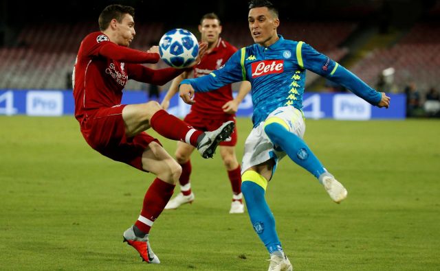 Igralci, kakršna sta Liverpoolov Andy Robertson in Napolijev Jose Callejon, nocoj ne bodo v ospredju, a bo od razpleta njihovih dvobojev marsikaj odvisno. Foto Reuters