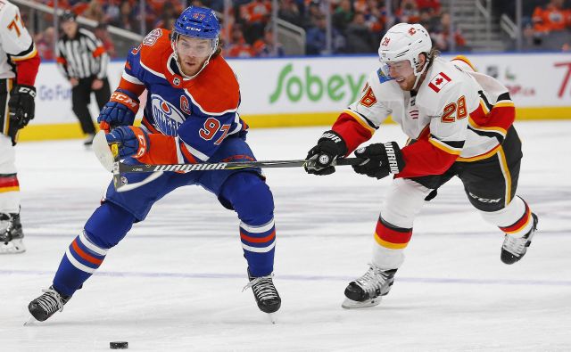 Connor McDavid je eden najboljših hokejistov v ligi NHL, a tokrat ga je zasenčil njegov vratar. FOTO: Reuters