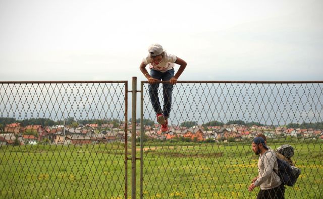 Globalni dogovor o varnih, urejenih in zakonitih migracijah je spodbudil burne razprave v skrbi za suverenost držav na področju migracij in tudi zahteve po razpisu posvetovalnega referenduma. FOTO: Jure Eržen/Delo