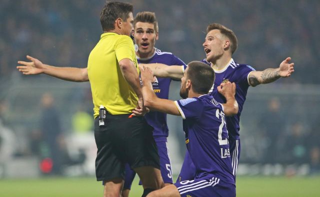 Ko se je zataknilo, je Maribor ”zaropotal” tudi zunaj igrišča in bil za iskanje krivcev za slabše izide celo nagrajen. FOTO: Tadej Regent/Delo