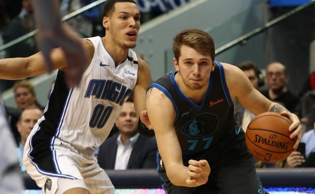 Luka Dončić toliko skokov in podaj kot sinoči v ligi NBA še ni zbral. FOTO: Ronald Martinez/AFP