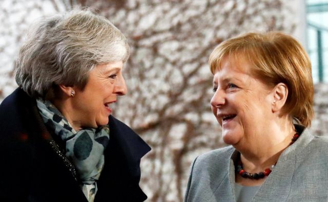 Britansko premierko Thereso May je v Berlinu sprejela nemška kanclerka Angela Merkel.  FOTO: REUTERS/Fabrizio Bensch 