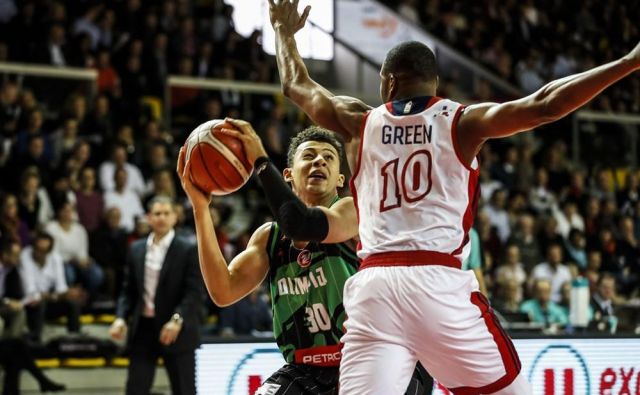 Jusuf Sanon (z žogo) je bil prvi Olimpjiin strelec v Strasbourgu. FOTO: FIBA