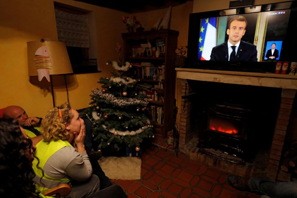 FOTO:Macron po pomoč k bančnikom 