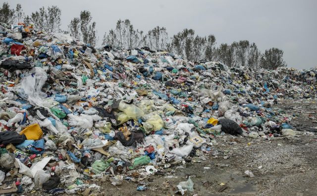 Plastiko je treba preusmeriti iz odpadka v nov material. FOTO: Uroš Hočevar/Delo